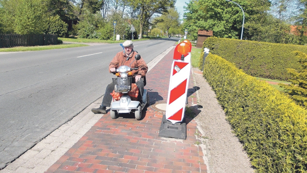 Hinrich Meints hat Mühe, mit seinem Elektromobil die Warnbake auf dem Radweg zu umkurven. © Foto: privat