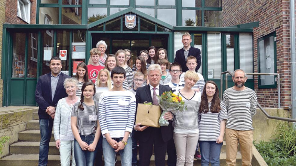 18 französische Schüler aus Les Pieux kamen am Dienstagabend in Weener an. Sie wurden herzlich von den Schülern der Oberschule empfangen. Gestern wurden sie von Bürgermeister Ludwig Sonnenberg im Rathaussaal begrüßt. © Foto: privat