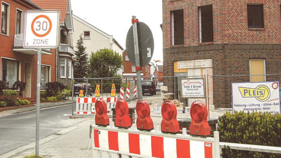 Die Sperrbaken stehen bereits an der Westerstraße, und auch die Umleitungsschilder sind bereits platziert. © Foto: Hoegen