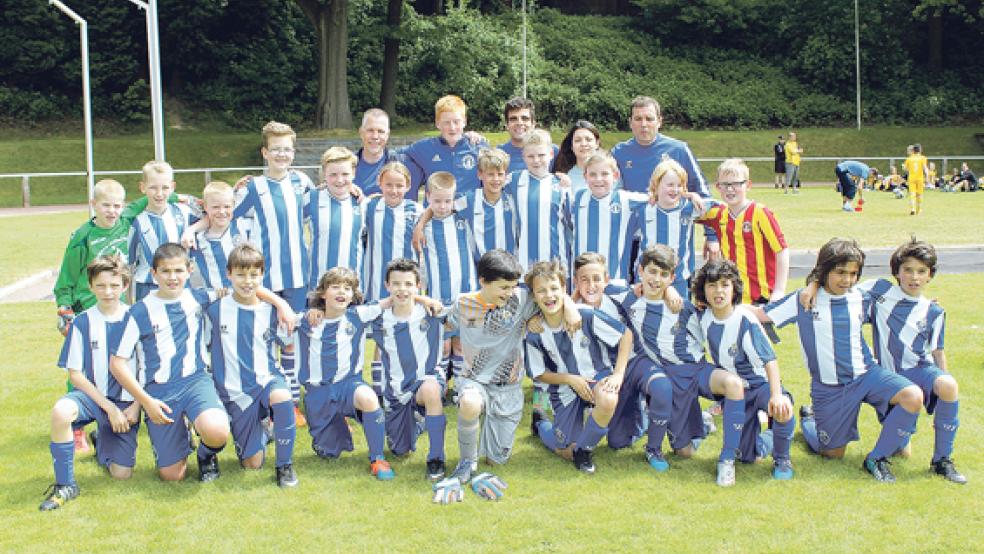 Ein Bild für die Möhlenwarfer Geschichtsbücher: Die E-Junioren der Sportfreunde und des FC Porto posieren für ein gemeinsames Gruppenfoto. © Foto: Reinhold Klatt
