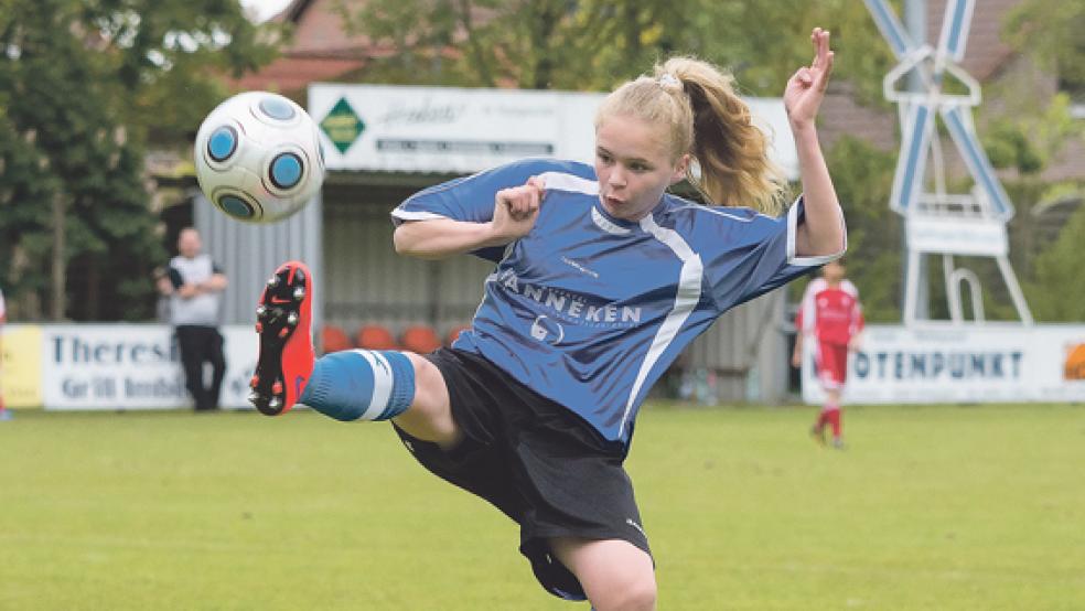 Sie kann es auch artistisch: Lara-Marie Cordes ist eine feste Größe in der C-Jugend der Sportfreunde Möhlenwarf. Im Spiel gegen Bunde zeigte sie ihre Klasse mehrfach. Jetzt steht die Zwölfjährige vor dem Sprung ins DFB-Team. © Foto: Mentrup