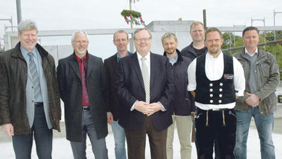 Beim Richtfest auf dem Dach des neuen Bürogebäudes in Soltborg: Jemgums Bürgermeister Johann Tempel, Jovyatlas-Betriebsleiter Manfred Rieks, Bauleiter Michael Otto (Real Immobilien), Investor Dieter Baummann, Architekt Sebastian Röhrs, Bauleiter Thorsten Schüer (Schwarte Bau), Dachdeckermeister Roland Zillmer (Schwarte Bau) und Vertriebsleiter Mario Quandt (Schwarte Bau, im Bild von links). © Foto: Szyska