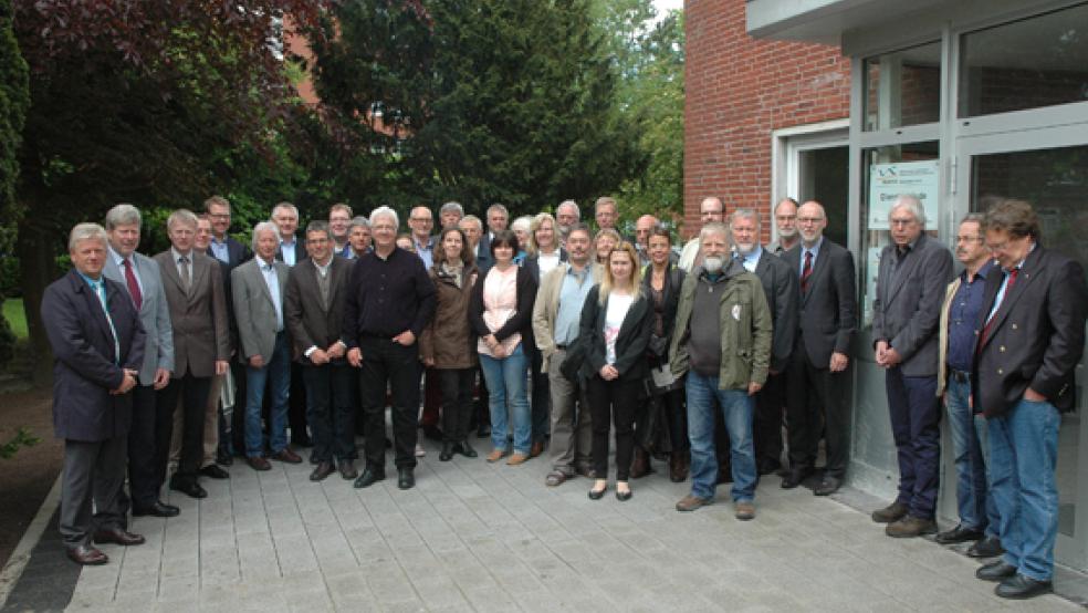 Groß ist das Interesse an der Naturschutzstation Ems. Zur Eröffnung im Katasteramt in Leer kamen am Donnerstag viele Verbandsvertreter sowie mehrere Bürgermeister, darunter Ludwig Sonnenberg aus Weener und Johann Tempel aus Jemgum (im Bild von links). © Foto: Szyska