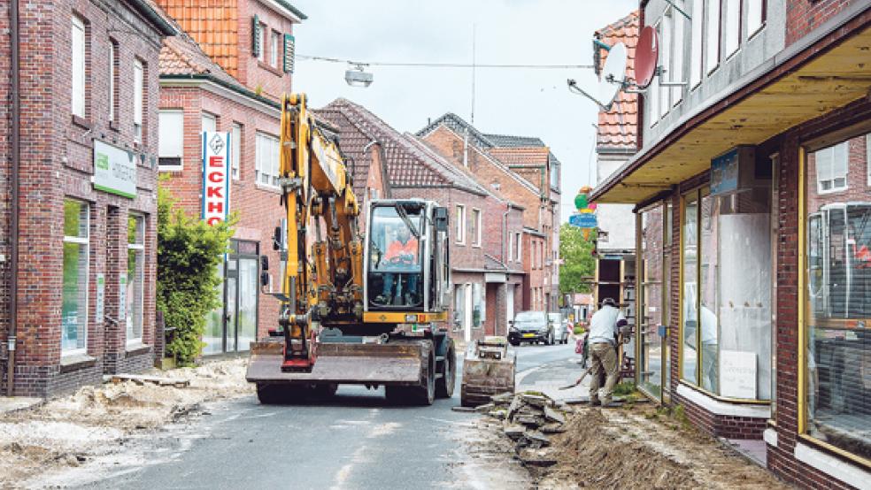 Am frühen Morgen rückte der Bagger in der Westerstraße an und das Abtragen der Bürgersteige begann. Für einige Anlieger kam der Baustart doch etwas überraschend. © Fotos: de Winter