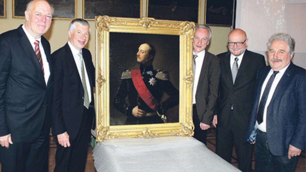 Stolz präsentieren Landschaftspräsident Rico Mecklenburg (rechts) und Landschaftsdirektor Dr. Rolf Bärenfänger (Dritter von rechts) zusammen mit den Chefs der ostfriesischen Sparkassen (von links). Bernd Gurzki (Emden). Heinz Feldmann (LeerWittmund) und Carlo Grün (Aurich-Norden) eines der wieder auf Vordermann gebrachten Königsporträts.  © 