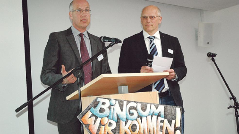 Griffen gemeinsam mit Kindern beider Schulen zur Schere, um die Durchgänge zwischen Förderschule und Grundschule in Bingum symbolisch zu öffnen: Dr. Michael Finke, Vorstandsvorsitzender der Spastikerhilfe (links), und Heiner Hoffmeister, Abteilungsleiter aus dem Niedersächsischen Kultusministerium. © Fotos: Szyska