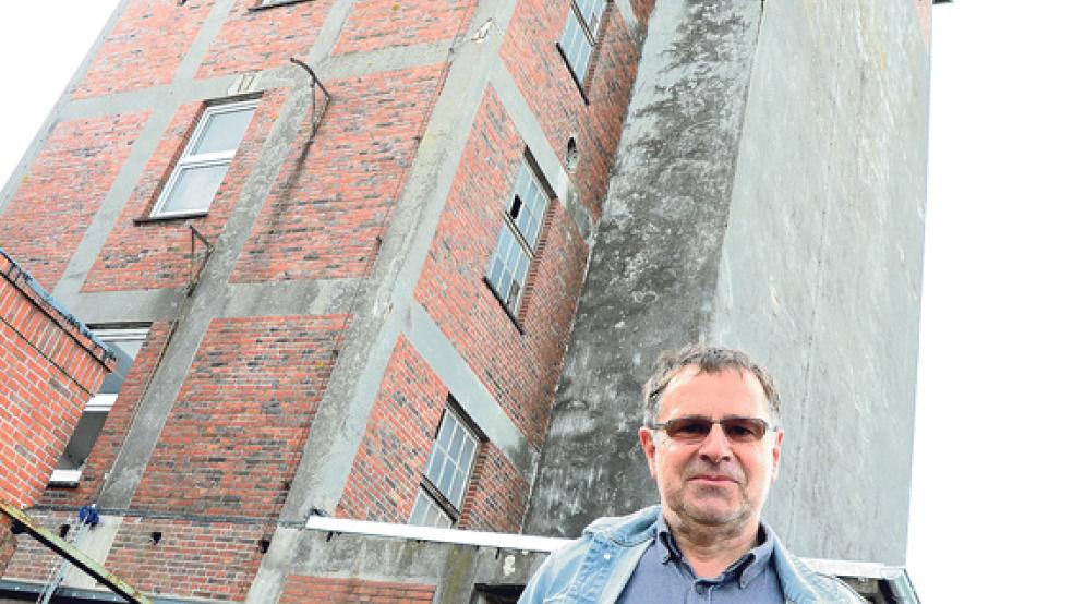 Ein Speicher voller Ideen: Investor Frank-Hilmar Bockhacker vor dem Siloturm, in dem derzeit ein Veranstaltungsraum und ein Mini-Museum entstehen.  © Foto: Hanken