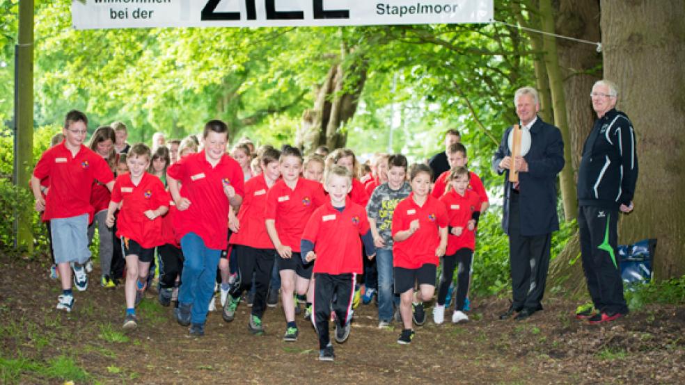 Ab geht‘s: Die Mädchen und Jungen der Grundschule Stapelmoor und der Pestalozzischule Weener hatten sichtlich Spaß am sechsten Parklauf. © Foto: Mentrup