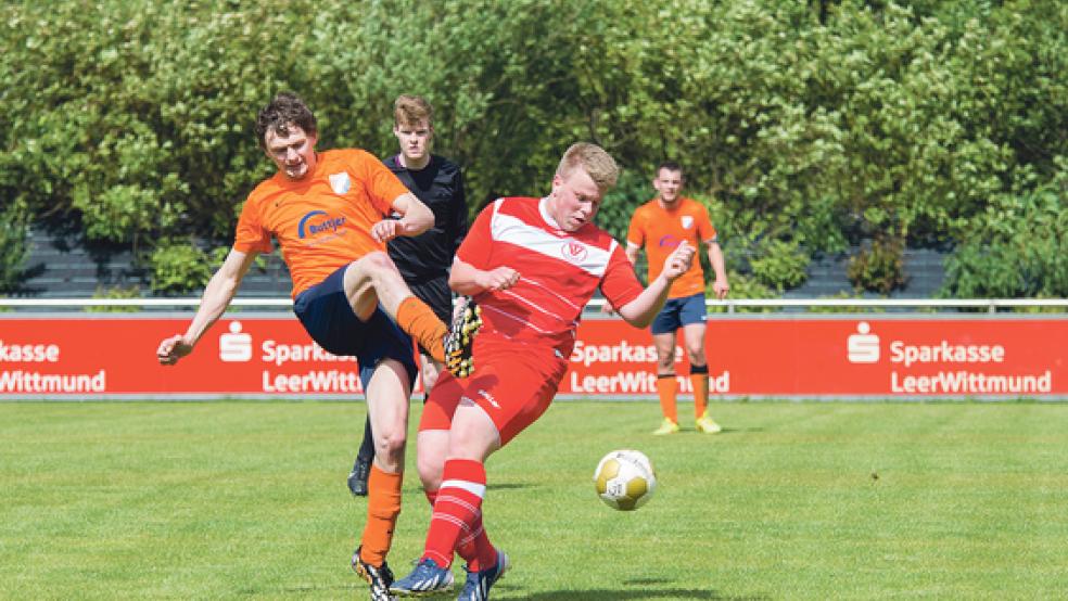 Ausgeglichenes Duell: Bundes Marco Borchers (r.) versucht, Holtes Bartholomäus Dendzik zu stoppen. © Foto: Mentrup