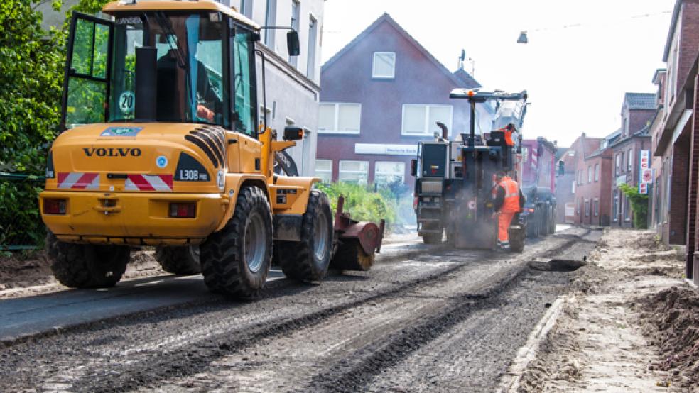 Mit schwerem Gerät rückte der Bautrupp von Hermann Jansen aus Aschendorf am Montagmorgen der Asphaltschicht der Westerstraße zu Leibe.  © Foto: de Winter