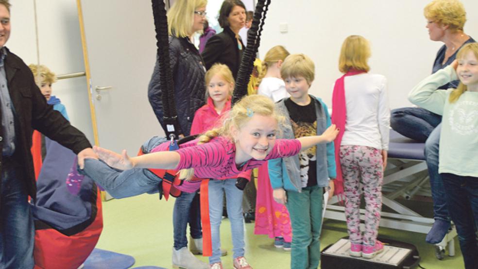 Inken geht in die vierte Klasse der Grundschule Bingum und ist begeistert von dem Physio-Raum.  © Foto: Himstedt