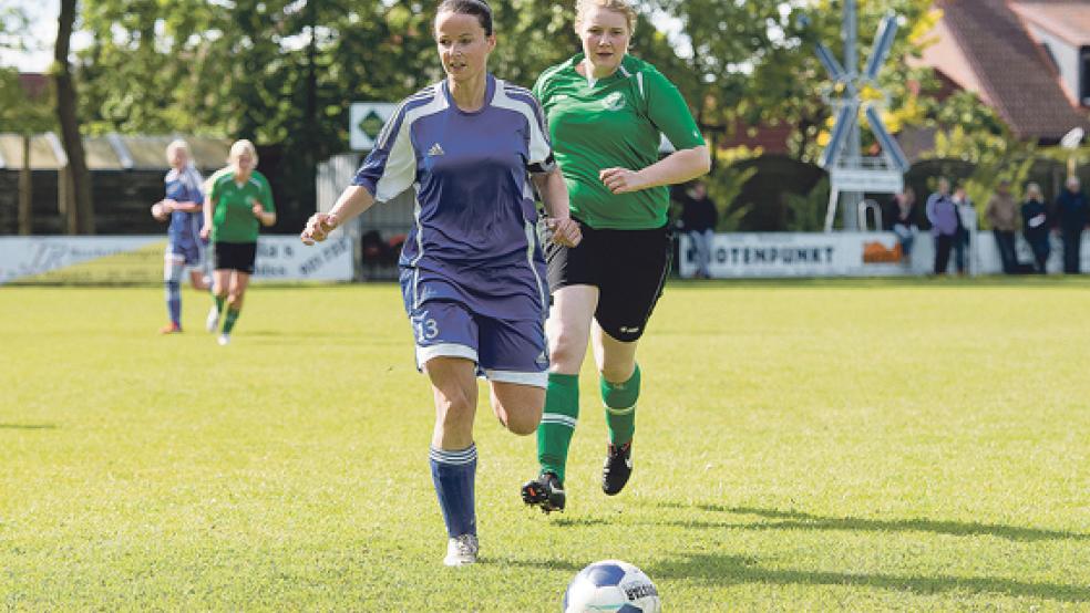 Leichtes Spiel hatten die Möhlenwarferinnen um Maren Kanthak mit den Gästen von Frisia Völlenerkönigsfehn. Mit dem 8:0-Sieg machten sie ihre Meisterschaft perfekt. © Foto: Mentrup