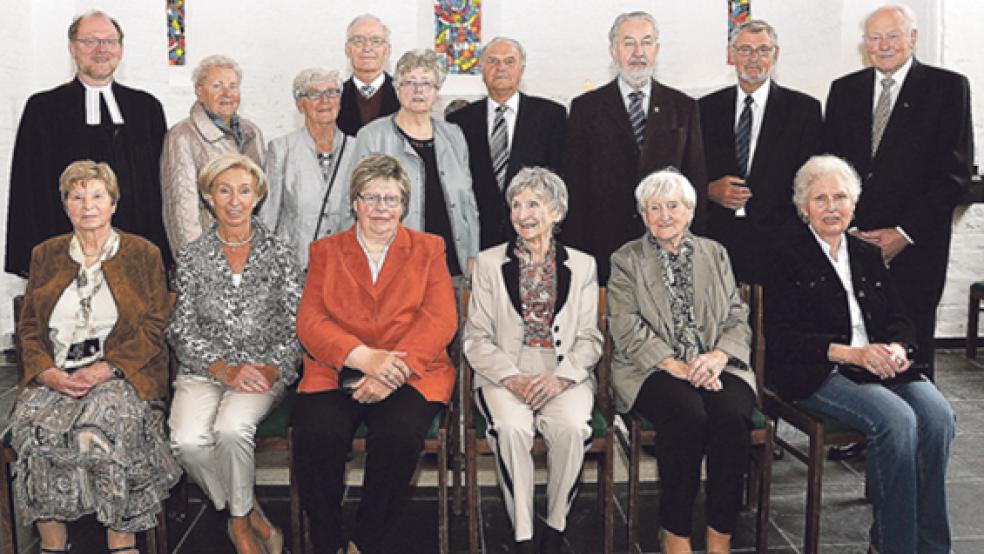 Zusammen mit Pastor Armin Siegmund posierten die Kronjuwelen-, Gnaden- und Diamantenen Konfirmanden in der Matthäikirche in Bingum für ein Erinnerungsfoto. © Foto: Wolters