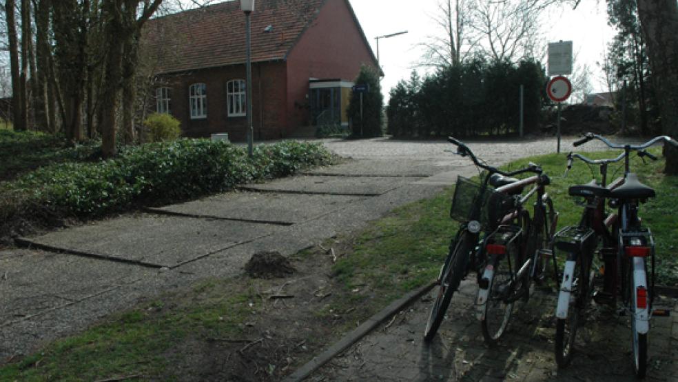 Die Zuwegung zum Bahnsteig in Weener soll barrierefrei werden. Fördermittel wurden jetzt beantragt. © Foto: Szyska