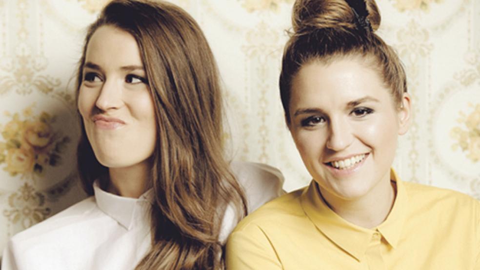 Harmonischer Feinklang und Elganz: Die Schwester Cosima (links) und Josepha - kurz »Joco« - haben ihr erstes Album fertig und stellen es auch bei Auftritten in Leer und Freepsum vor.  © Foto: privat