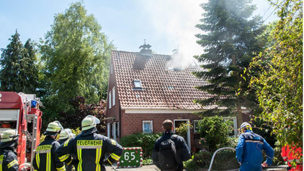 Mit rund 30 Einsatzkräften waren die Feuerwehren Weener und Weenermoor im Einsatz, um den Dachstuhlbrand in der Bürgermeister-Itzen-Straße in Weener zu bekämpfen. © Foto: de Winter