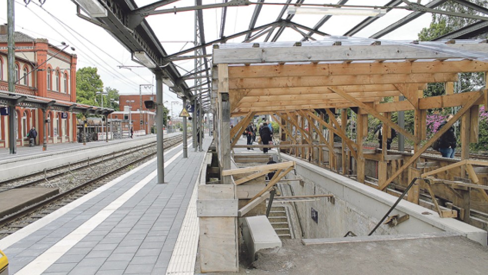 Das Dach des Bahnhofs in Leer bringt die meisten Probleme mit sich. Im Sommer soll entschieden werden, wie es weitergeht. Bis dahin schützt eine provisorische Überdachung die Unterführung vor Regen. © Foto: Klock