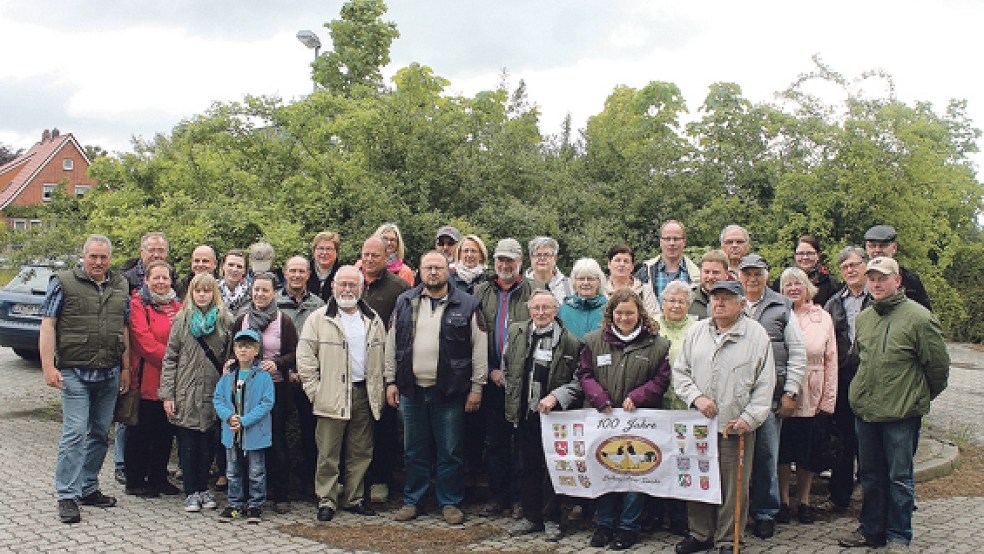 25 Mitglieder des Sondervereins aus ganz Deutschland besuchten auf Einladung von Gerhard und Renate Niemann das Rheiderland. © Foto: privat