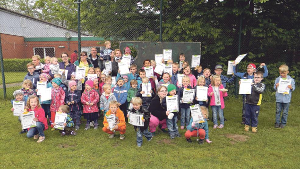 Gut 70 Mädchen und Jungen erhielten in Bingum ihr Kindersportabzeichen. © Fotos: privat, Mentrup (2)