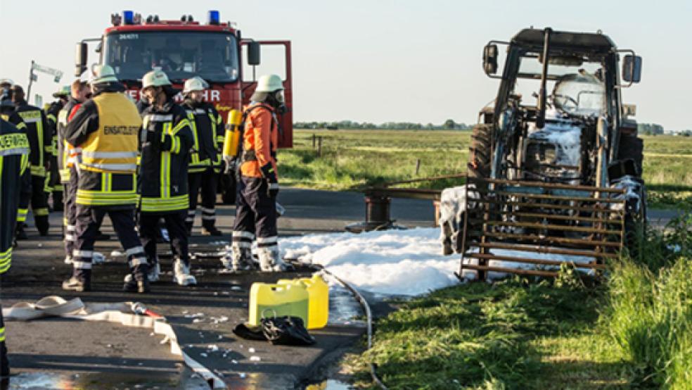 Völlig ausgebrannt ist am Donnerstagabend ein Traktor am Middelweg in Weenermoor. © Foto: Klemmer