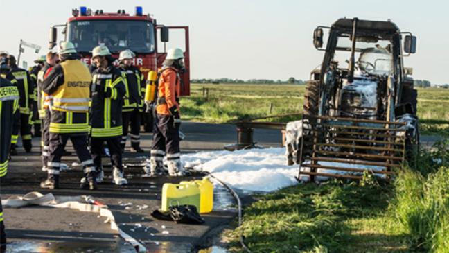 Traktor steht in Flammen