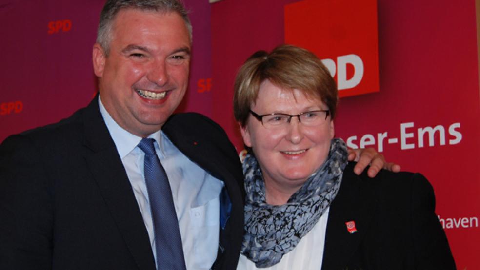 Die Landtagsabgeordnete Jonanne Modder gehörte zu den ersten Gratulanten von Sascha Laaken, der sie vorher zu ihrer Wiederwahl als SPD-Landtagsfraktionsvorsitzende beglückwünscht hatte. © Foto: Hoegen