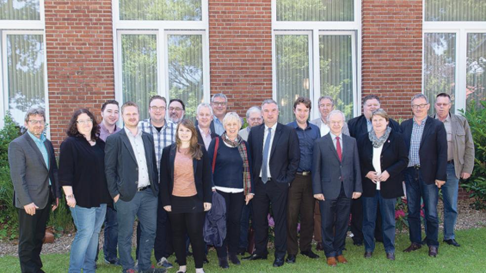 Der Kreisvorstand und seine Gäste: (von links) Bundestagsabgeordneter Markus Paschke, Anja Troff-Schaffarzyk, Nico Bloem aus Weener, Carsten Janssen, Ruben Grüssing, Jürgen Köpke, Laura Kruse, Europaabgeordneter Matthias Groote, Reiner Graalmann, Susanne Westermann, Remmer Schröder, Sascha Laaken, Dr. Keno Borde, Heinz Dieter Schmidt aus Bingum, Landrat Bernhard Bramlage, Geschäftsführer Sascha Pickel, die Landtagsabgeordnete Johanne Modder aus Bunde, Helmut Geuken aus Möhlenwarf und Helmut Plöger aus Jemgum. Es fehlt Beisitzer Thomas Gelder aus Bunde. © Foto: SPD