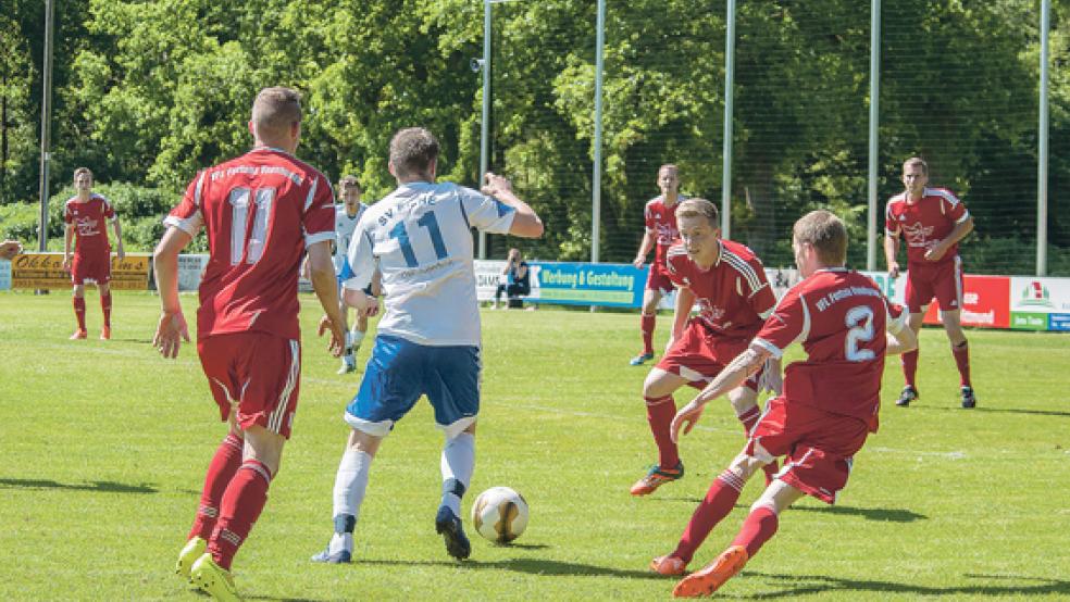 Mit viel Einsatz traten Ostrhauderfehn und Veenhusen auf dem Platz in Collinghorst auf.  © Foto: de Winter