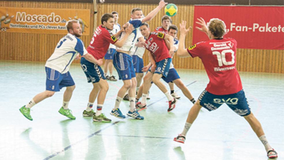 In ganz unterschiedlichen »Klassen« spielten der TuS Weener und TuRa Marienhafe (linkes Foto) im Vergleich zu Bürgermeister Ludwig Sonnenberg und den Kindern der Ballspielgruppe der HSG Weener/Bunde.  © Fotos: de Winter(3)/privat(1)