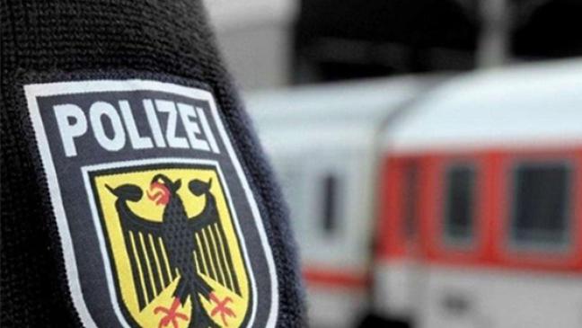 Frau bespuckt und schlägt Schaffner