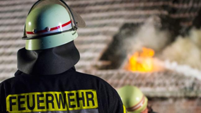 Tribüne steht in Flammen