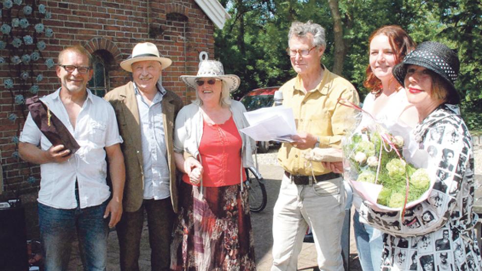 Blumen für Hans van Herwijnen und Ingrid Constance (2. und 3. von links) aus Bad Nieuweschans als Gründer der grenzübergreifenden Künstlergruppe sowie für die Gastgeber Gemma und Vincent van Leeuwen (links und 2. von rechts). Gerard Leerkes und Anja Weber eröffneten die Ausstellung im Kunstzentrum Coldam.  © Fotos: Kuper