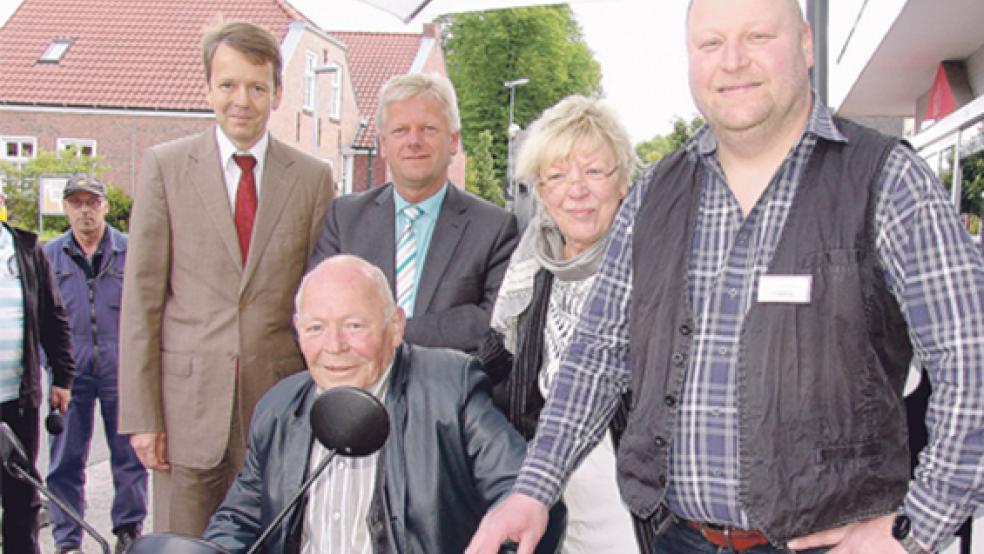 Freuen sich über das 125-jährige Bestehen der Buchhandlung Klinkenborg an der Neuen Straße in Weener (von links): Dr. Thorsten Slink (Industrie- und Handelskammer für Ostfriesland und Papenburg), Bürgermeister Ludwig Sonnenberg, Uwe und Sigrid Klinkenborg sowie ihr Sohn Lars Klinkenborg. © Foto: Boelmann