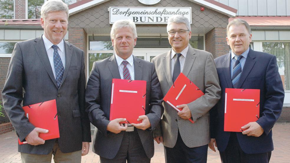 Für die drei Rheiderland-Kommunen unterzeichneten die Bürgermeister Johann Tempel (Jemgum), Ludwig Sonnenberg (Weener, von links) und Gerald Sap (Bunde, rechts) die Verträge, für die EWE Netz GmbH Geschäftsführer Hans-Joachim Iken (Zweiter von rechts). © Foto: Szyska