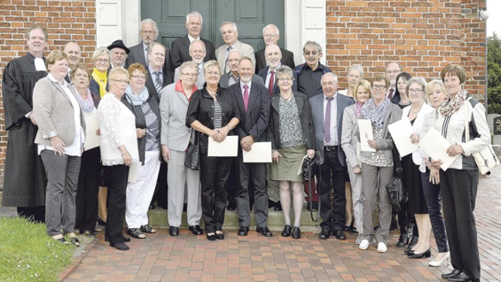 Die Jubilare mit Pastor Rademaker und den Kirchenältesten Dinchen Battermann und Heinrich Sonnenberg. © Foto: privat
