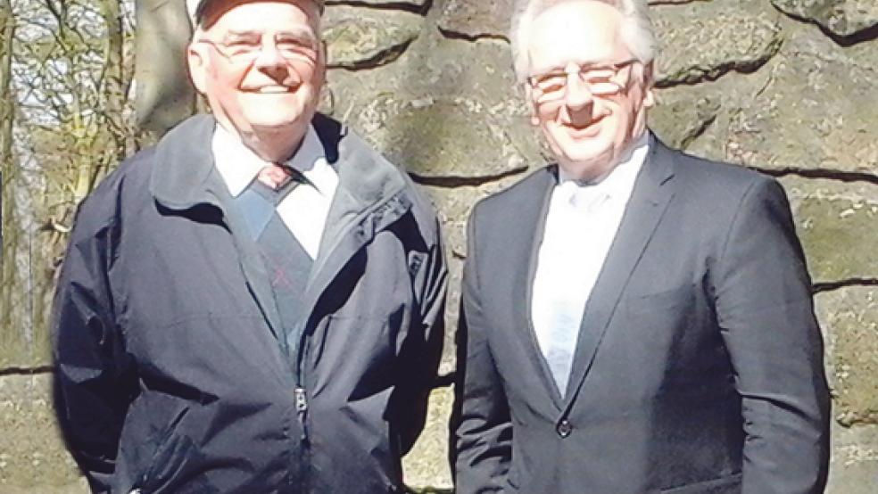 Helmut Collmann aus Flachsmeer (rechts) übernimmt die Präsidentschaft im Interfriesischen Rat von Erk Hassold (Nordfriesland).  © Foto: Interfriesischer Rat