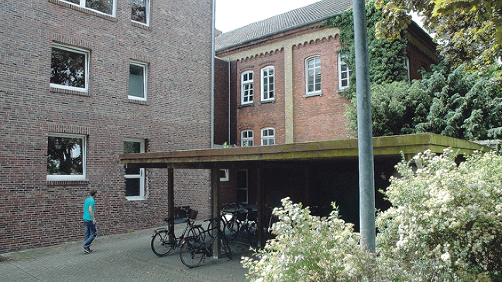 Der Fahrrad-Unterstand und die dahinter liegenden Garagen im rückwärtigen Bereich des Rathauses in Weener sollen ab dem 6. Juli abgerissen werden. Damit wird Platz geschaffen für einen eingeschossigen Anbau. © Foto: Szyska