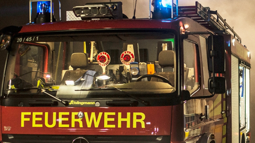 Mit Wasser aus dem eigenen Fahrzeugtank konnte die Feuerwehr Jemgum ein Feuer an einer Bushaltestelle in Eppingawehr schnell löschen. © Foto: RZ-Archiv