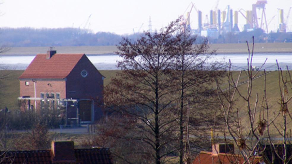 Blick aus Ditzum auf die Emder Nordseewerke: Gibt es noch eine Chance, die Arbeitsplätze zu erhalten? © Foto: Szyska