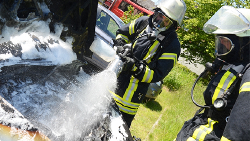 Mit Löschschaum brachte die Feuerwehr Weener den Brand im Motorraum unter Kontrolle. © Foto: Hanken