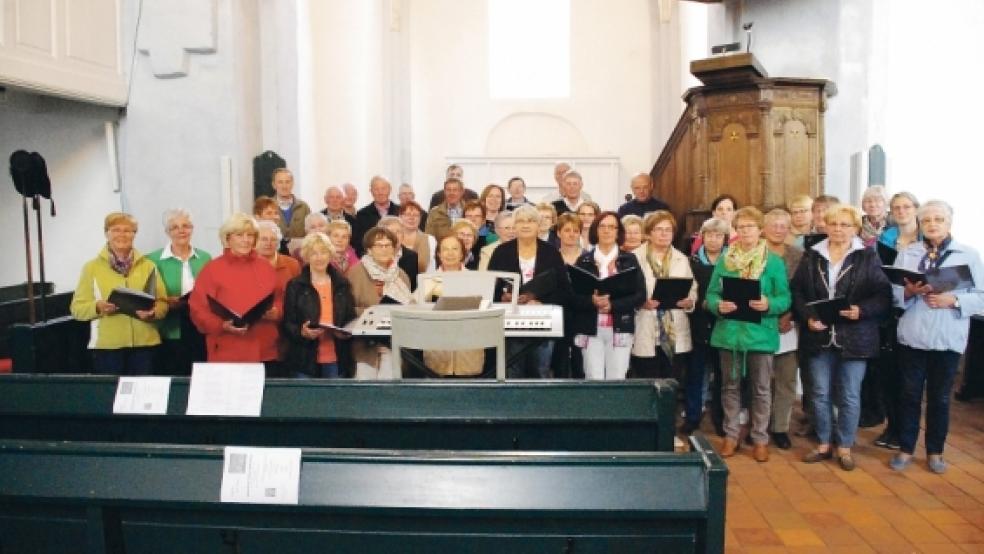 Ein musikalischer Sommergottesdienst wird jetzt am Sonntag in der Kreuzkirche in Stapelmoor veranstaltet. Das Programm gestalten die Chöre der St. Antonius-Gemeinde Papenburg und der Kirchenchor der Kirchengemeinde Stapelmoor. Das Bild entstand bei der Generalprobe.  © Foto: Manfred Pals