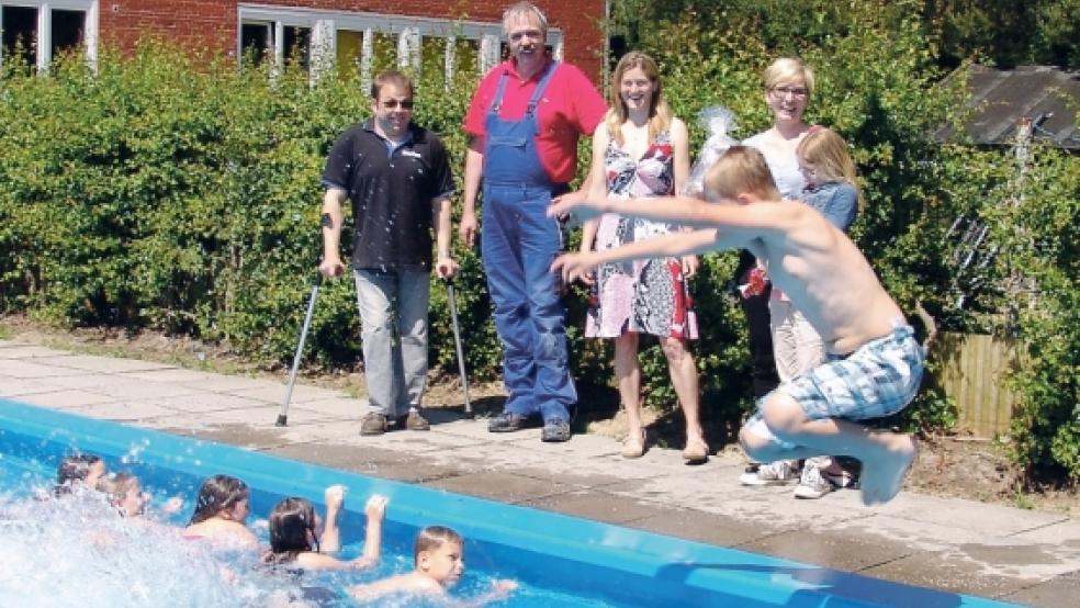 Freuen sich auf die Badesaison in Stapelmoor (von links): Stefan Kuper, André Klare, Gabi Gödecke sowie Anna Blazejewska-Kuhn und ihre Tochter Florentina. © Foto: Boelmann