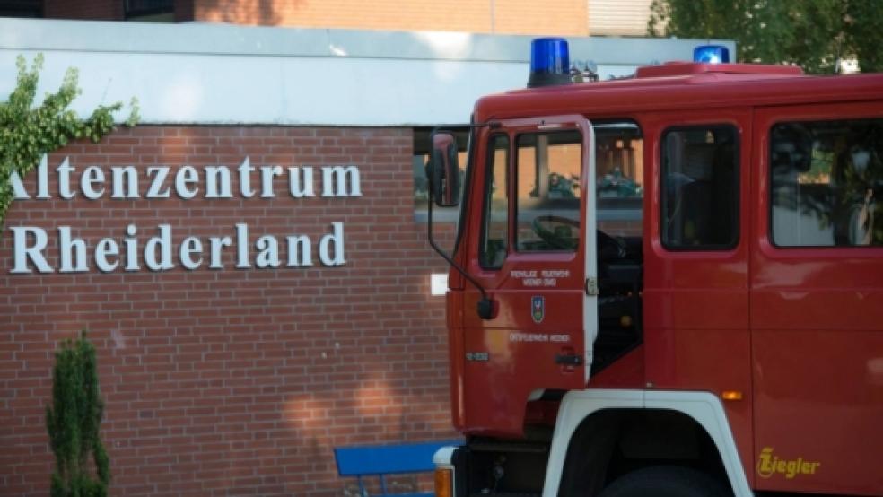 Mit 15 Einsatzkräften rückte die Feuerwehr Weener zum Altenzentrum aus. Einen Brand gab es hier aber nicht zu löschen. © Foto: Klemmer