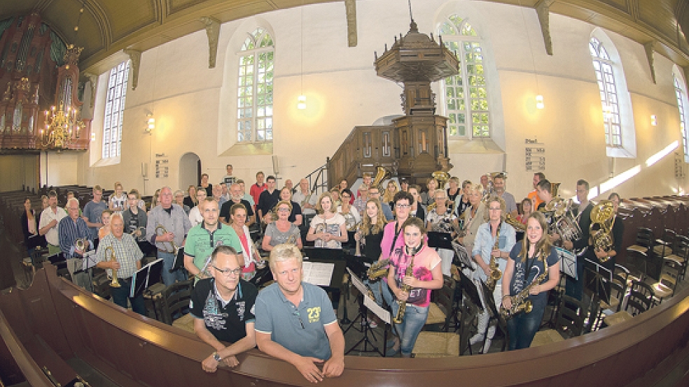 Eine Kirche wird zum Konzertsaal: Die Musiker aus Weener und Pekela bei der ersten gemeinsamen Probe in der Georgskirche © Fotos: Klemmer