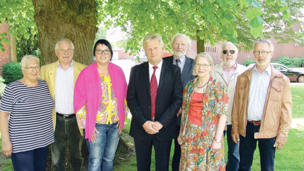 Sprachen in Weener über soziale Themen (von links): Riet und Paul Vosseler, Sylvia Bruns, Ludwig Sonnenberg, Arnold und Johanna Venema, Egon Smid sowie Hans Dieter Reinert.  © Foto: Boelmann