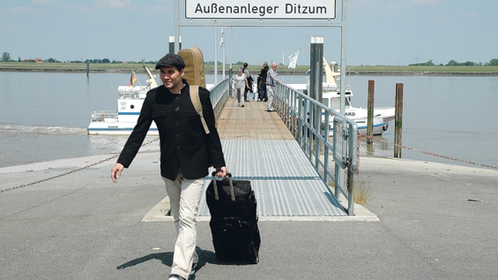 Mit der Fähre »Dollard« traf der niederländische Schriftsteller und Musiker Auke Hulst am Freitag in Ditzum ein. Auf Wasserwegen will er Odessa erreichen. © Foto: Szyska