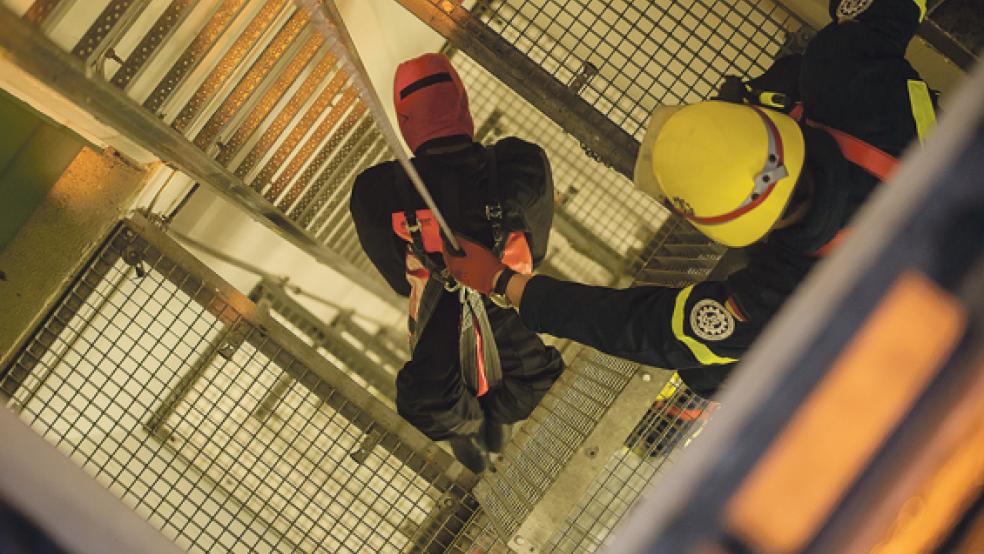 Ein Blick in den 18 Meter tiefen Schacht am Sperrwerk.  © 