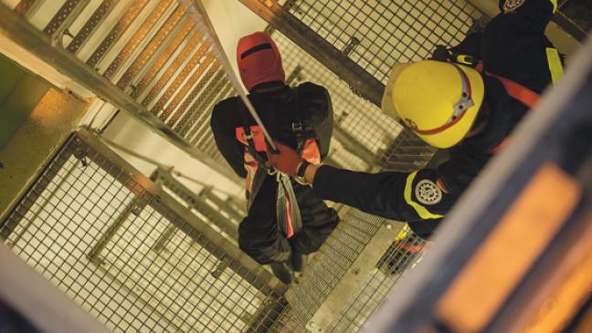 Nach Explosion zwei Menschen retten