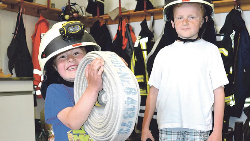 Feuerwehr-Fans: Felix Swoboda (5) aus Holthusen (links) und Luca Behrends (9) aus Hatzum wollen später auch auch mal Brandbekämpfer werden. © Foto: Hülsebus