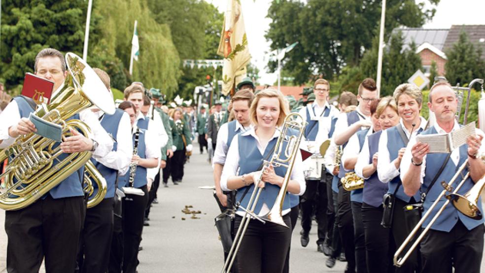 Die Blaskapelle des TurnerMusikVereins (TMV) Weener sorgte in blau-weißer Tracht für einen Farbtupfer und rhythmische Stimmung. © Fotos (7): Flockenhagen